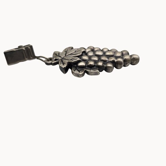 Wine Accessory Silver Tone Grape Bunch Figural Party Napkin Ring Clip On Marker - Picture 2 of 3